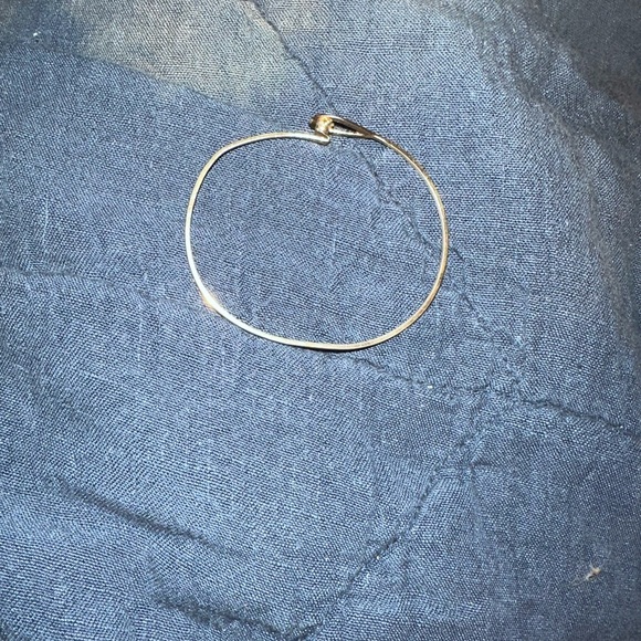 Avon brand gold tone bangle bracelet - Picture 2 of 2